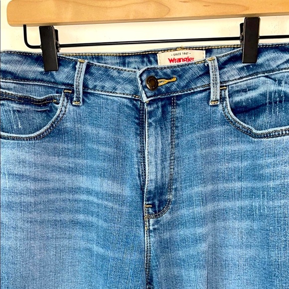 Wrangler Women's High-Rise Rodeo Straight Leg Crop Jean - Picture 3 of 16